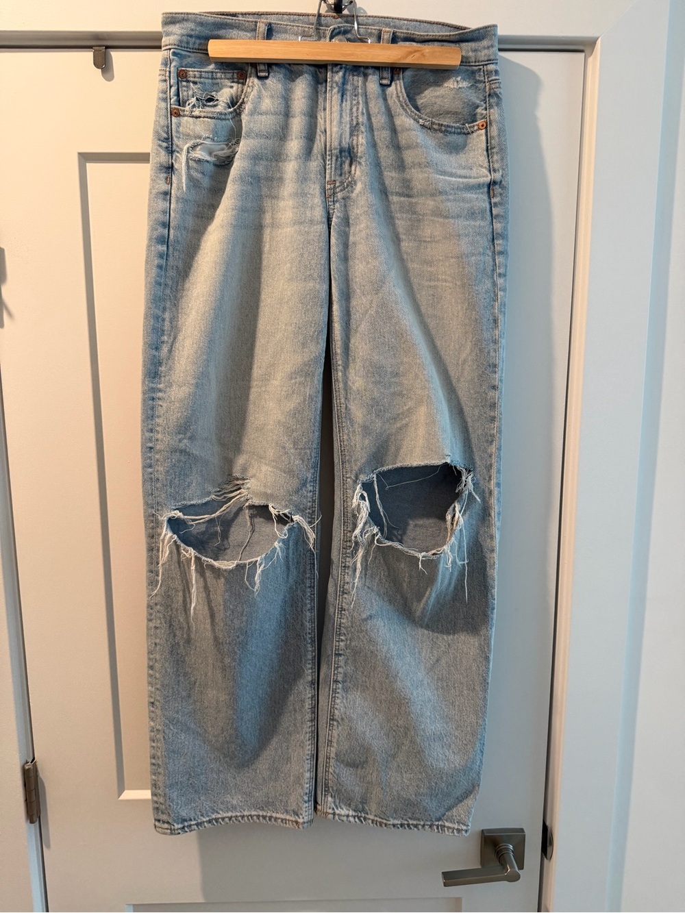 American Eagle Outfitters Light Blue Distressed jeans